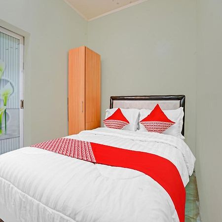 Oyo 90804 Oma Uti Homestay Syariah Джок'якарта Екстер'єр фото