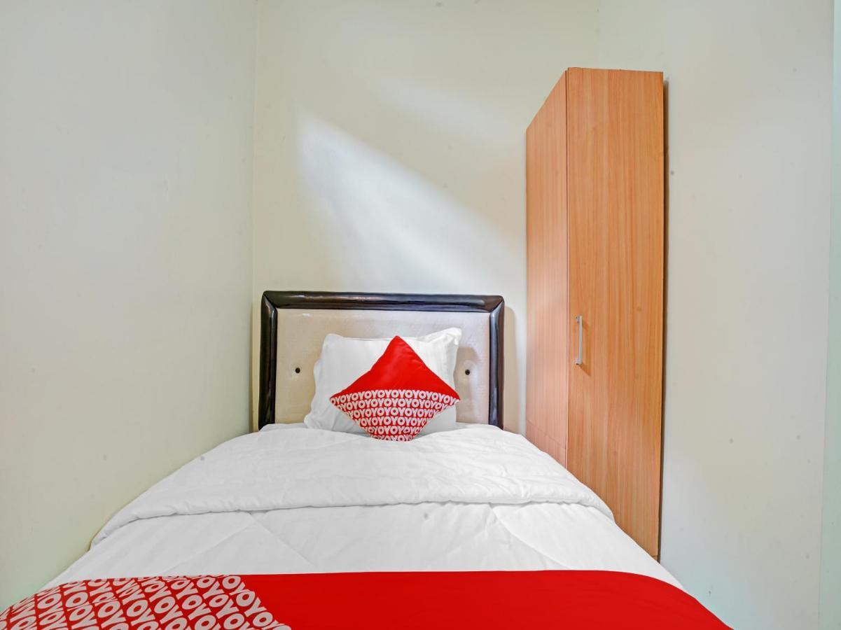 Oyo 90804 Oma Uti Homestay Syariah Джок'якарта Екстер'єр фото