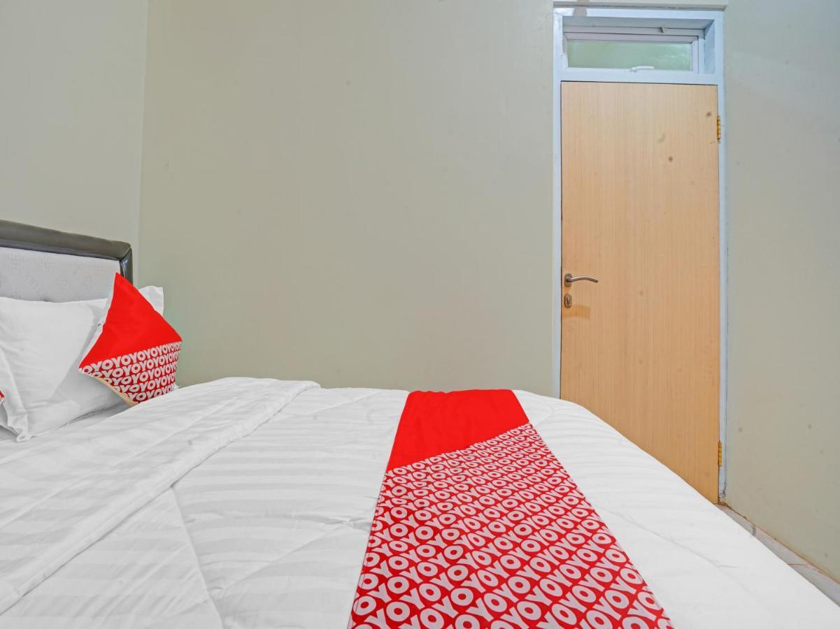 Oyo 90804 Oma Uti Homestay Syariah Джок'якарта Екстер'єр фото