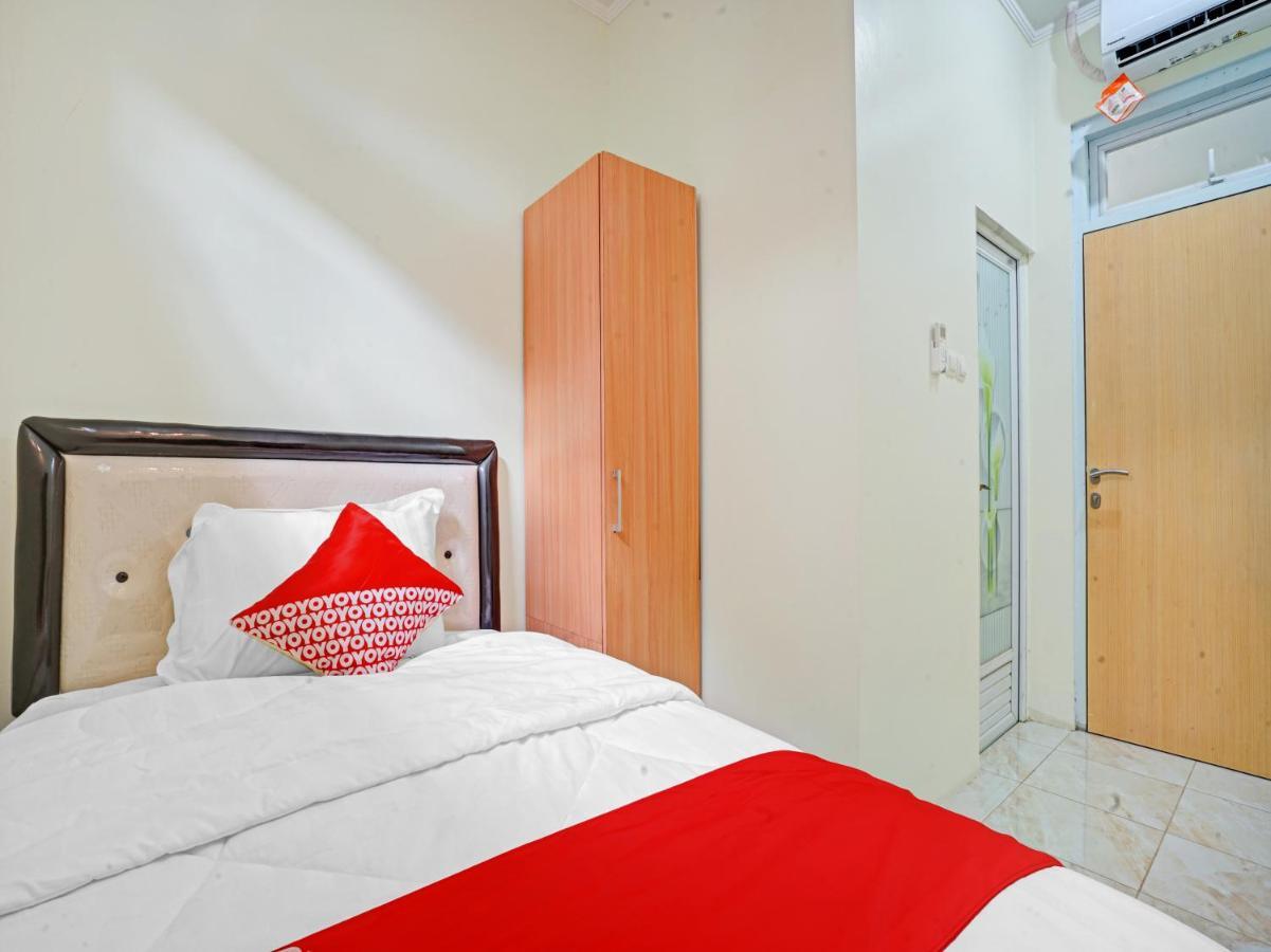 Oyo 90804 Oma Uti Homestay Syariah Джок'якарта Екстер'єр фото