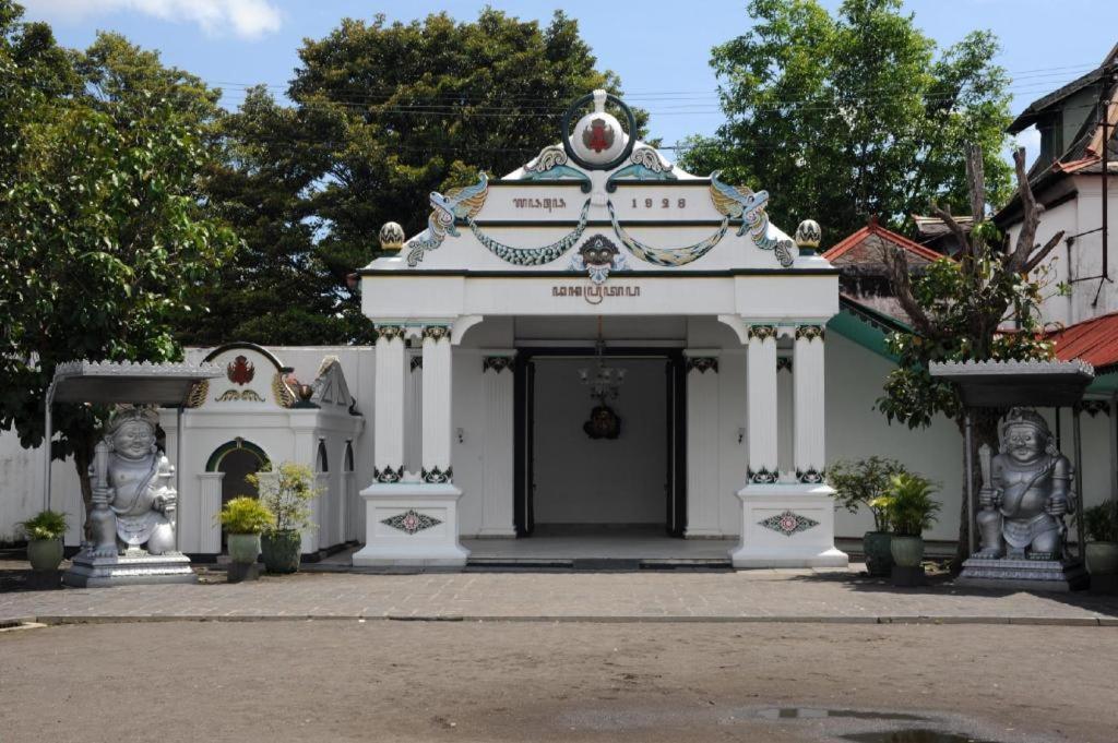 Oyo 90804 Oma Uti Homestay Syariah Джок'якарта Екстер'єр фото